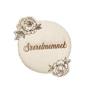 Gravírozott fa tábla fehér rózsás 5 x 5,5cm "Szerelmemnek"