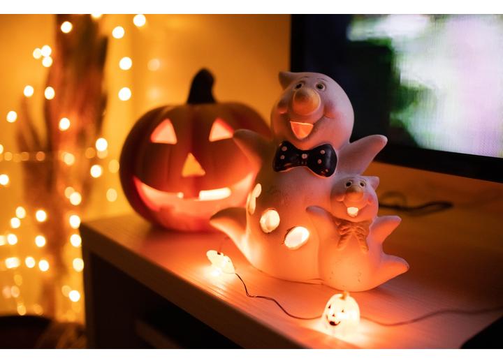 Csontvázak és töklámpások: dekorálj Halloweenra kívül és belül!