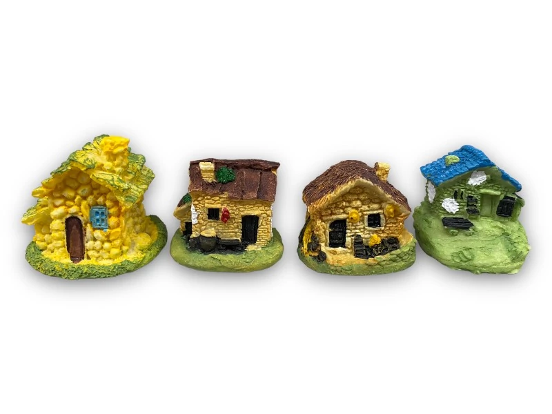 Házikó dekor  4 féle választható  3,5x4,5x4,7cm